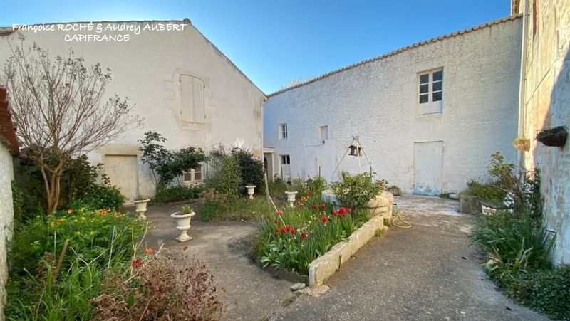 Dpt Charente Maritime (17), à vendre TAILLEBOURG - Maison de village à rénover - 4 chambres + garage et dépendances