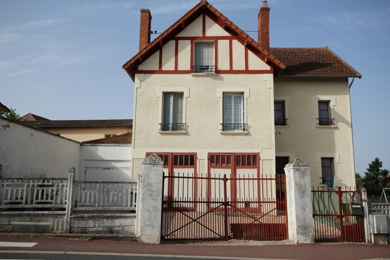 Dpt Allier (03), à vendre NERIS LES BAINS maison P8 de 165 m² avec jardin et garages - Terrain de 