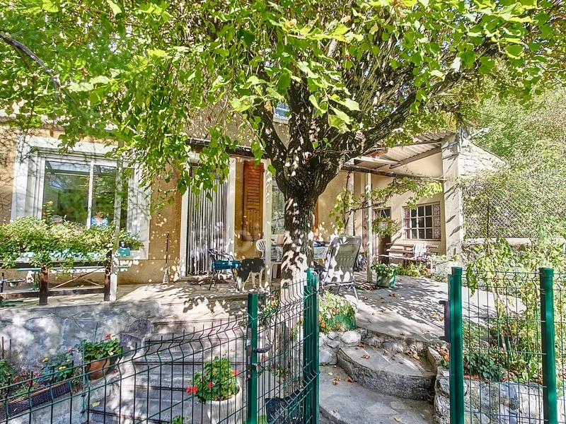 Dpt Drôme (26), viager à vendre REMUZAT, maison de village en pierre avec extérieur et véranda - 330 m2 terrain clos arboré