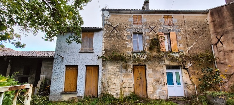 Dpt Charente (16), à vendre COULONGES maison P7 de 172 m² - Terrain de 643,00 m²