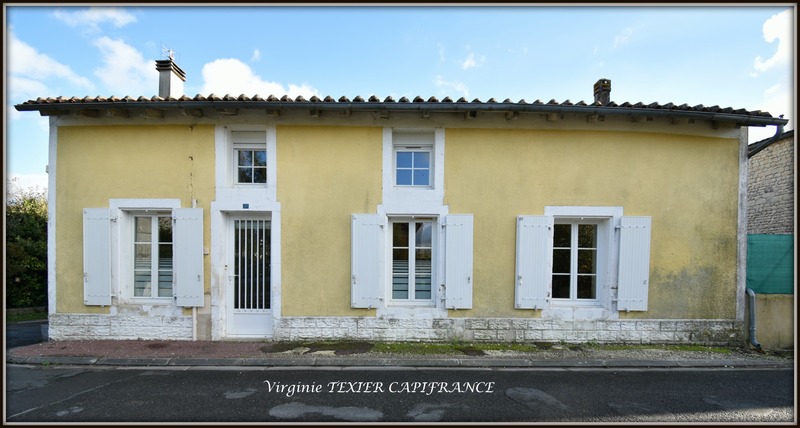 Dpt Charente Maritime (17), à vendre proche de SAINT JEAN D'ANGELY maison P5   avec cour