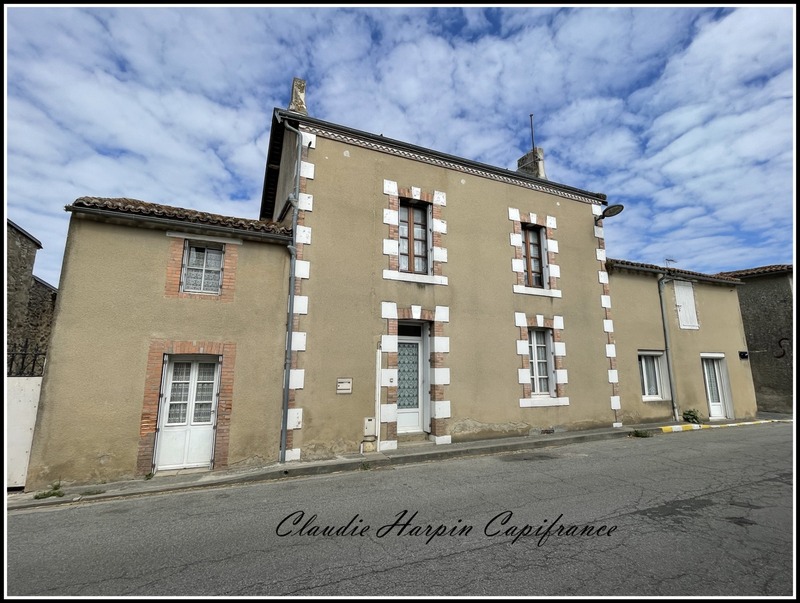 Dpt Deux Sèvres (79), à vendre LA PEYRATTE maison P7 de 137 m² - Terrain de 404,00 m²