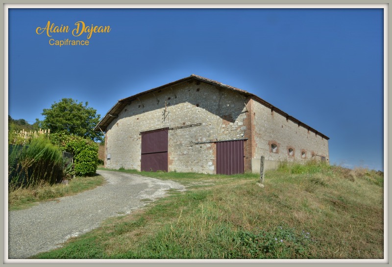 Dpt Tarn et Garonne (82), à vendre proche de VALENCE D'AGEN Grange de 580 m² - Terrain de 5000  M2