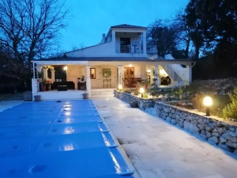 ST MAXIMIN LA STE BAUME- Jolie villa de 82 mé+garage ,terrasses / 2063m² arboré , piscine11mX4,5m,chalet bois