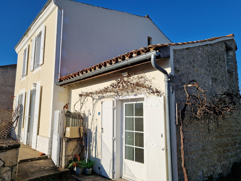 Dpt Charente Maritime (17), à vendre proche de SAINT JEAN D'ANGELY maison P4 de 87 m² - Terrain de 634,00 m²