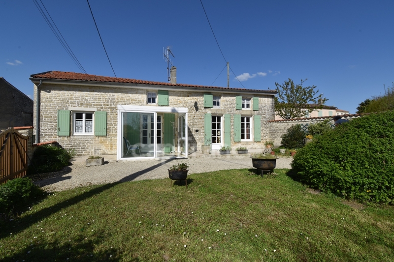 Dpt Charente Maritime (17), à vendre proche de AULNAY maison P6 de 100 m² avec dépendance - Terrain de 527,00 m²