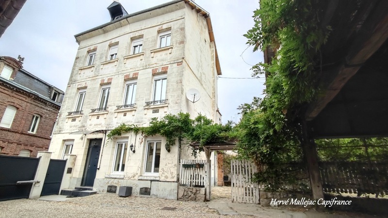 Dpt Seine Maritime (76), à vendre BOLBEC maison P8 de 195 m² - 6 Chambres - Terrain 413 m² - Dépendance et Parking