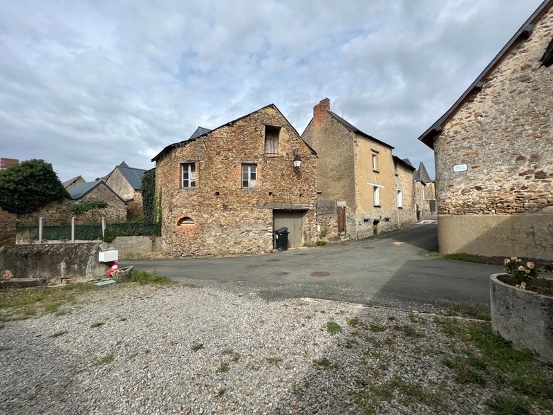 Dpt Maine et Loire (49), à vendre AVIRE maison centre bourg P7 avec de nombreuses dépendances