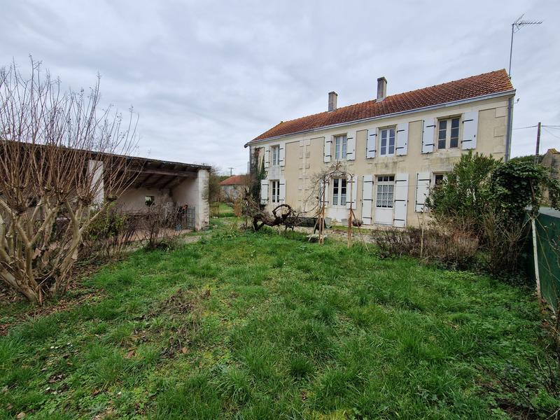 Dpt Charente Maritime (17), à vendre TONNAY BOUTONNE maison avec jardin et garage de 56 m²
