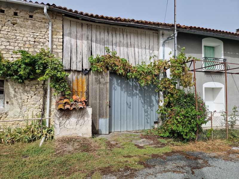 Dpt Charente Maritime (17), à vendre CHANTEMERLE SUR LA SOIE, GRANGE  de 60 m² au sol