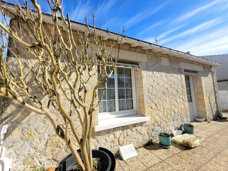 Dpt Charente Maritime (17), à vendre LA ROCHELLE maison à rénover P5 de 98 m² - Terrain de 205,00 m² - Plain pied