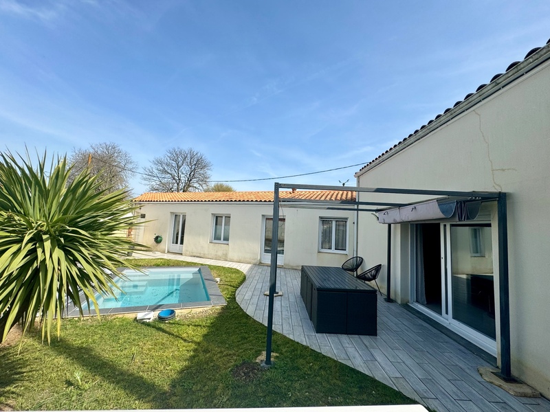 Dpt Charente Maritime (17), à vendre proche de TONNAY CHARENTE maison P5 de 120 m² - Terrain de 26