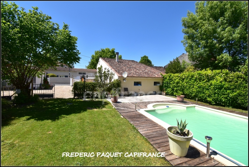 Dpt Charente Maritime (17), à vendre PERIGNAC maison 125m² avec piscine, cabanon sur 2212m² de terrain constructible