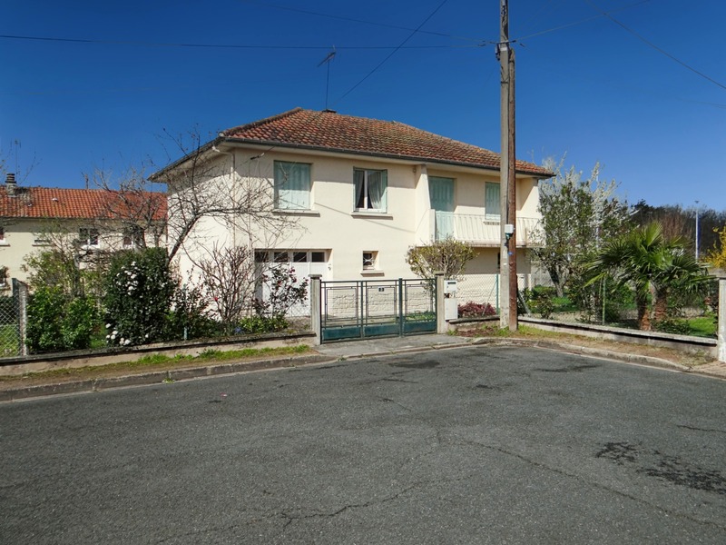 Dpt Allier (03), à vendre COMMENTRY maison P5 de 80 m² - Terrain de 564,00 m²