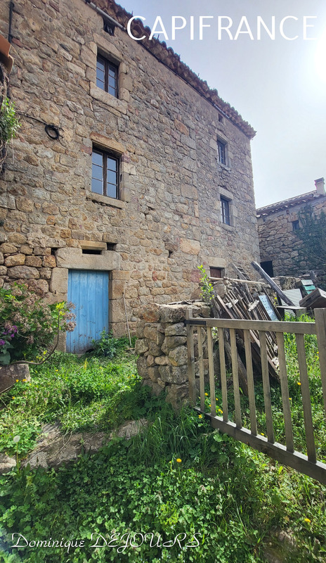 Ardéche, commune de Saint Maurice en Chalencon, maison du début 1800 en pierres à rénover 105m² environ et une annexe avec un four à pain