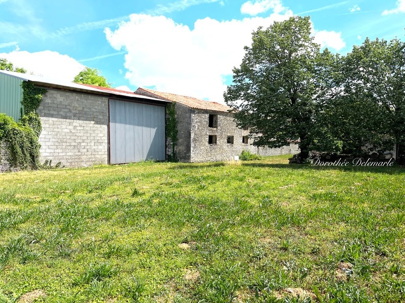 Dpt Charente Maritime (17), à vendre 10 minutes de SURGERES Grange 230 m² Terrain 1520 m²