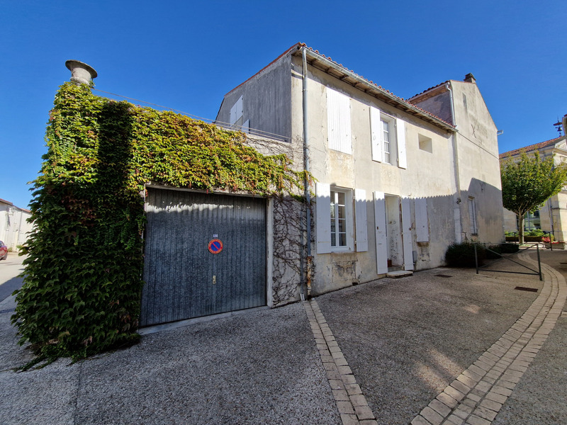Dpt Charente Maritime (17), à vendre TONNAY BOUTONNE maison P5 avec garage