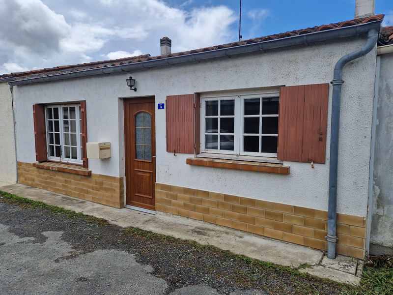 Dpt Charente Maritime (17), à vendre TONNAY BOUTONNE maison P3 de 65 m² - Terrain de 288,00 m² - Plain pied