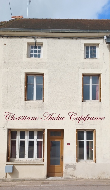Entre Cluny et Charolles, maison mitoyenne de centre bourg de 100 m², à rénover