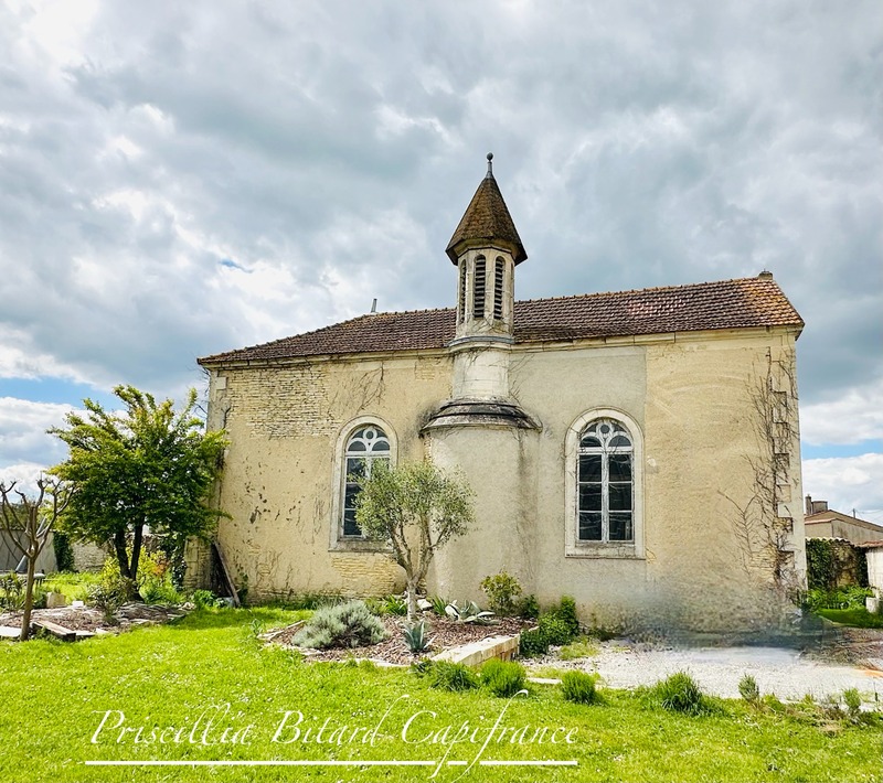 Transformez une chapelle chargée d'histoire en une résidence exceptionnelle dans le charmant village de Benon !