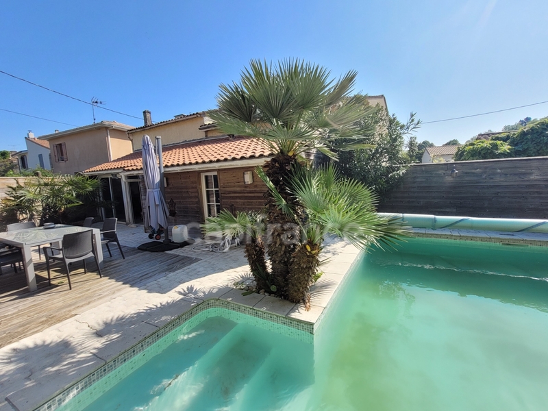 Dpt Gironde (33), à vendre CASTELNAU DE MEDOC maison de 137 m2 avec jardin intime et piscine