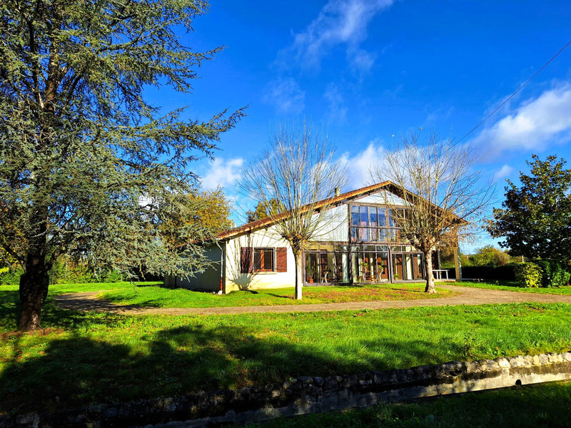 Image d'un maison à vendre proche d'aire sur l'adour, 202m², 7 chambres dont 1 suite parentale,2 garages et 1 hangar sur 3257m² de terrain arboré à 266000€ à tarsac (32400)