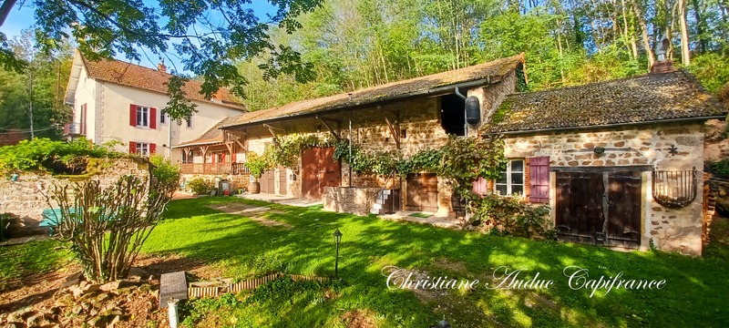 Entre Cluny et Charolles, ensemble immobilier avec 3 gîtes, d'une surface de 190 m², sur terrain de 6 000 m²