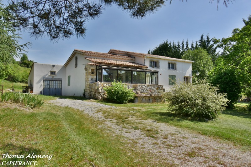 Propriété de 210 m² avec appartement indépendant, 1,65 ha de terrain et dépendances