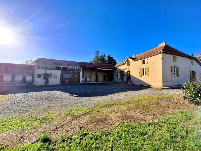 Ancienne ferme de 1796 sur 3,7 Hectares, dépendances, vue sur les Pyrénées