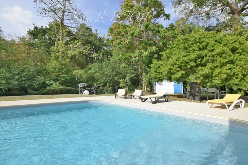 Superbe villa de 345 m² habitables avec piscine et annexes - terrain plat de 2 207 m², à vendre 5/6 pièces LE DIAMANT (972)