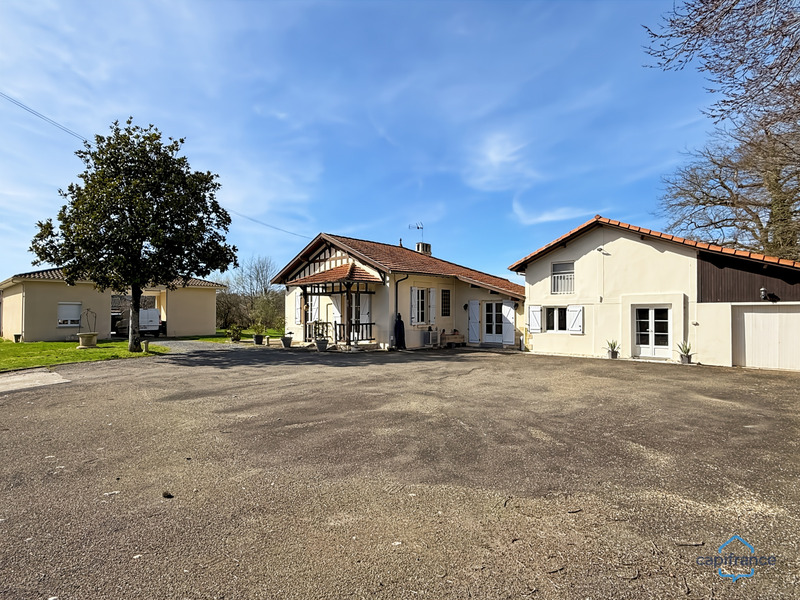 Dpt Gers (32), à vendre BARCELONNE DU GERS Maison T5 de 155 m² habitables + grands garages, dépendances et piscine sur 8678 m² de terrain, au calme