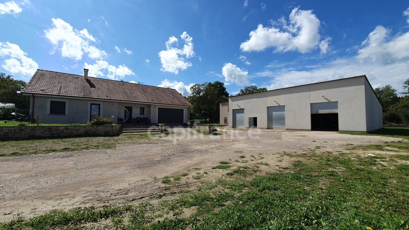 VAUVILLERS (70). Ensemble immobilier composé d'une maison d'habitation de 170m² et d'un bâtiment de 520m²