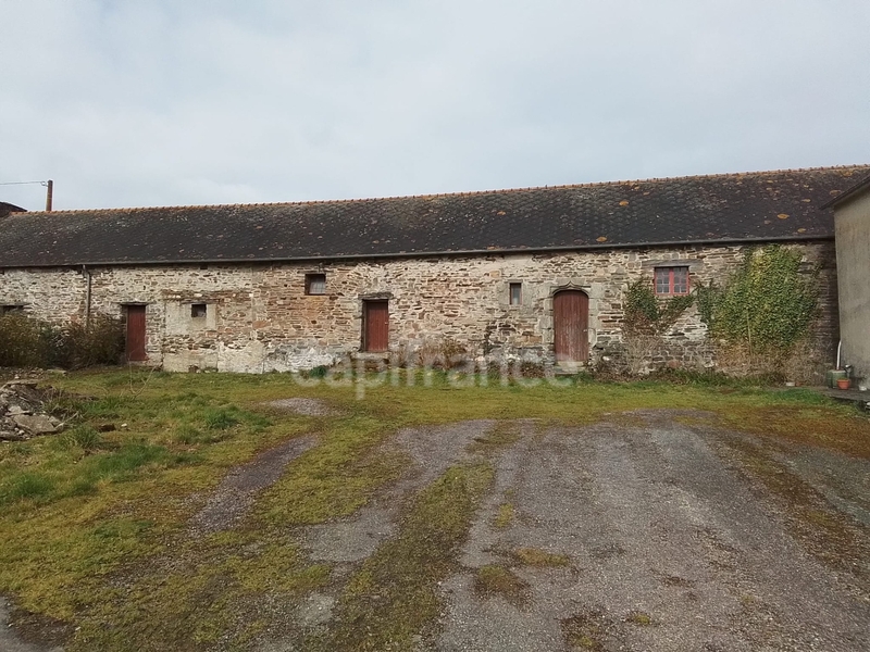 Maison à vendre corps de ferme +longère de 333 m2 au total avec vie de plain pied possible, parcelle de 1110m2, entre Rostrenen et Carhaix et à 1h de Brest