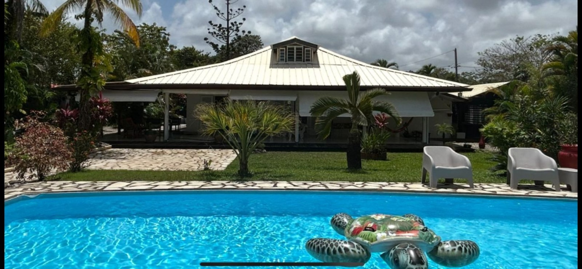 Superbe maison T5 avec piscine et jardin arboré de 1258 m2 Un véritable havre de paix