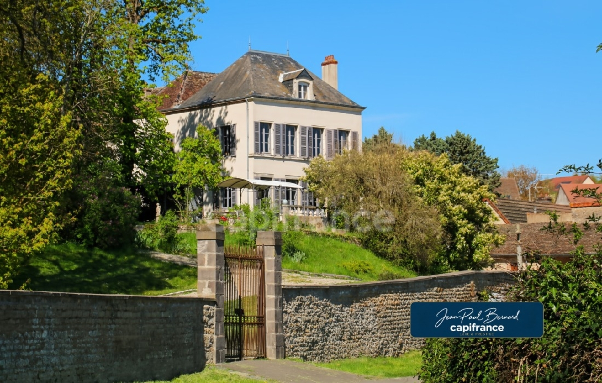 A Charrecey (71) Ancien Domaine viticole de 380 m² environ à 13 minutes de la gare TGV et 13000 m² de terrain !