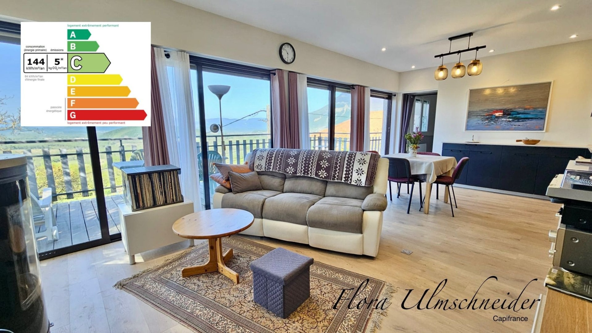 Maison lumineuse d'env. 137 m² avec vue exceptionnelle à vendre à CHINDRIEUX (73). Dépendances, terrain, proche lac du Bourget. A 25 mns d'Aix-les-Bains et 1H d'Annecy et de Genève