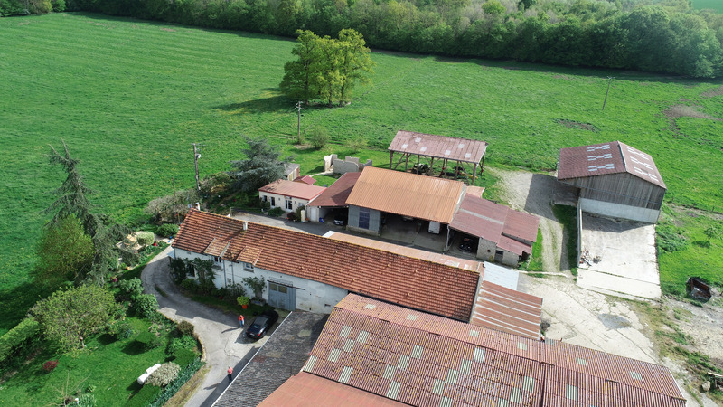 ESSOMES SUR MARNE (02) à vendre joli corps de ferme avec maison et nombreux bâtiments sur un terrain de 10 hectares