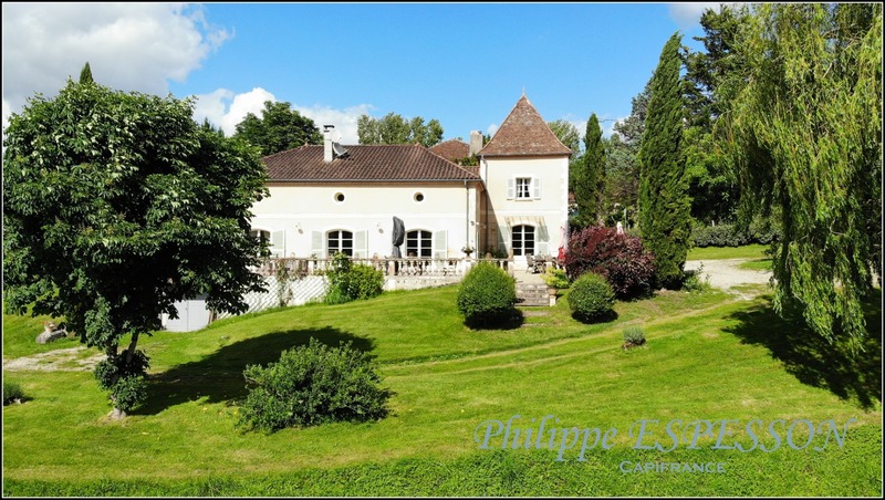 DOMAINE D'EXCEPTION AVEC PISCINE SUR UN PARC DE 8 HECTARES AVEC AOC