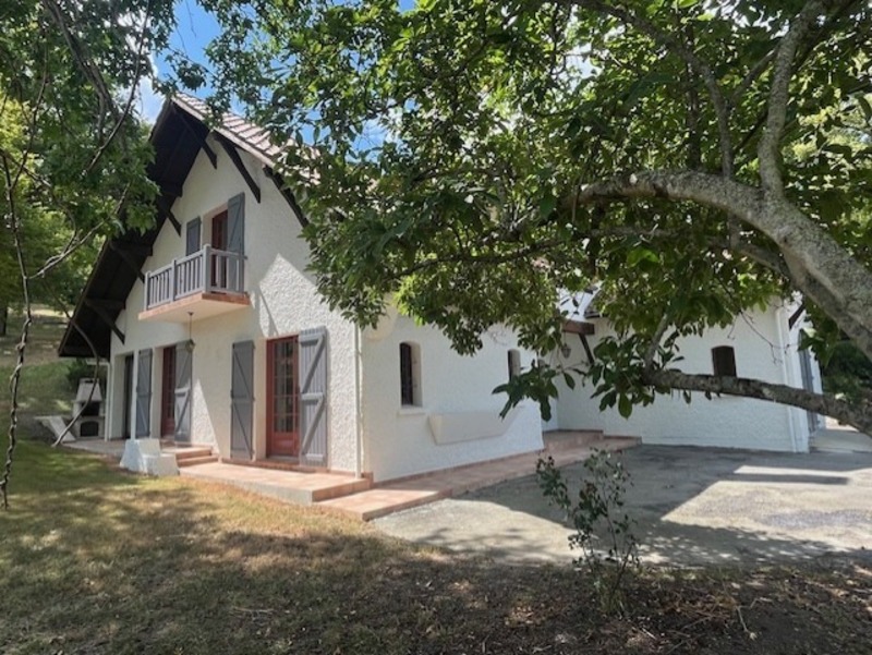 PLAISANCE du Gers(32) : ELEGANTE MAISON D'ARCHITECTE 185m2, sans travaux, 6.900m2 de terrain arboré, grande piece de vie, 4 chambres, cheminée, une valeur süre