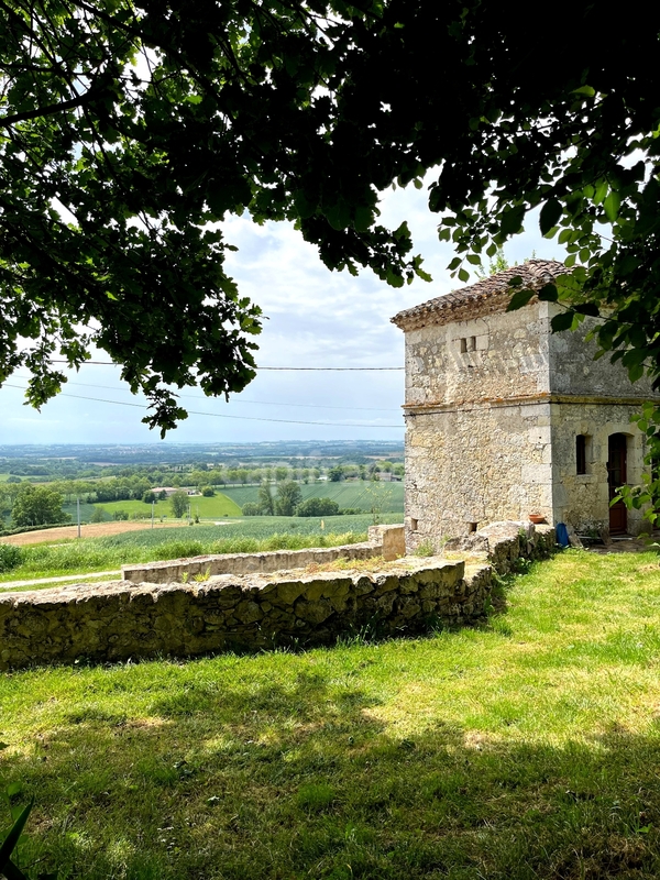 Ensemble de charme & de caractère : château, conciergerie & tour de guêt du XVIIIème près de Saint-Clar (32)