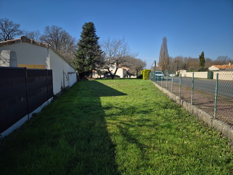 Terrain de 400 m2, 200 m à pied des commerces du bourg