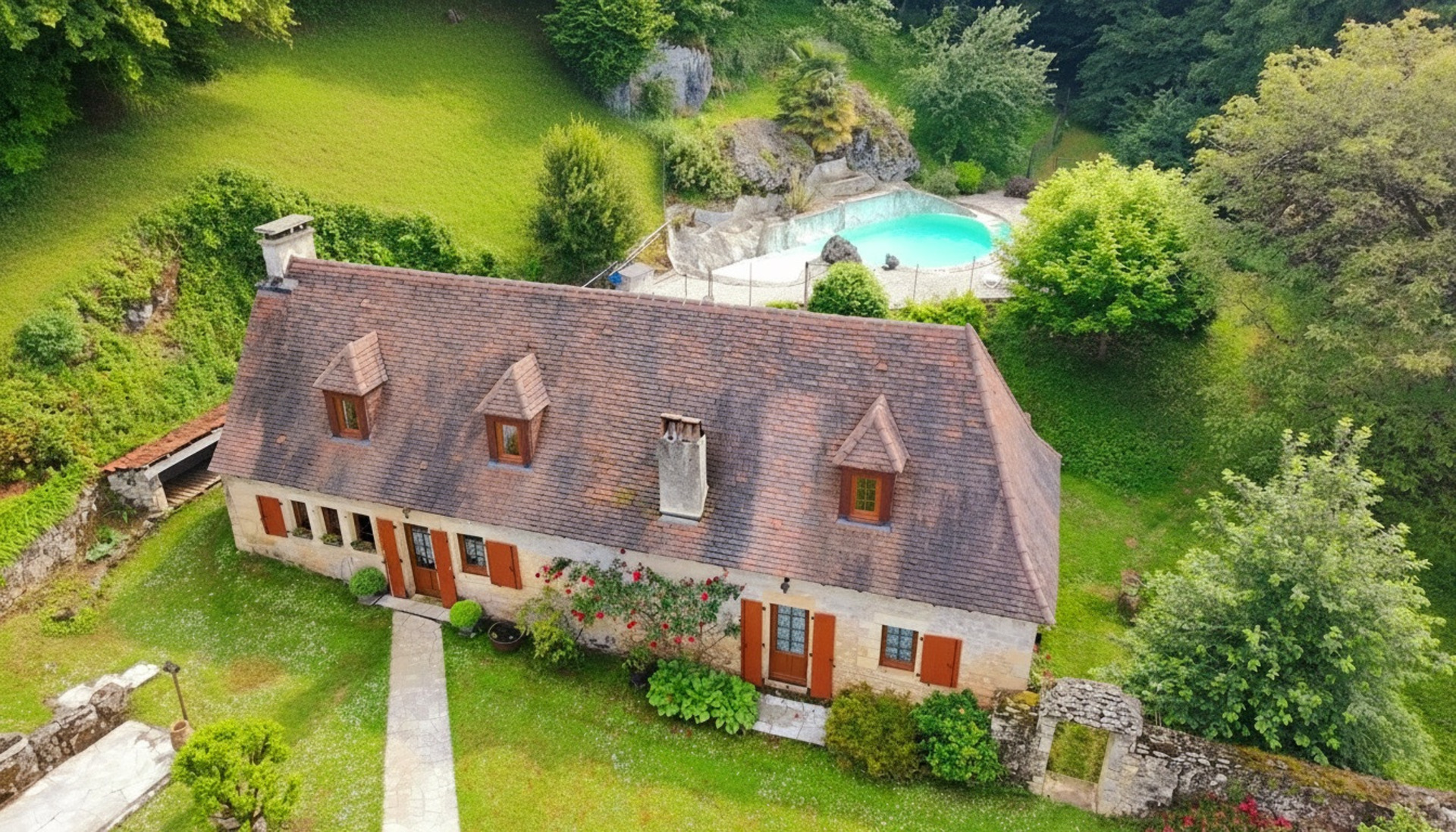 A vendre. Ensemble de 250m² à Tursac (24) avec maison d'habitation, gîte, piscine lagon sur près de 1,5 hectares de terrain en partie boisé. possibilité de création d'une auberge. Source. Géothermie