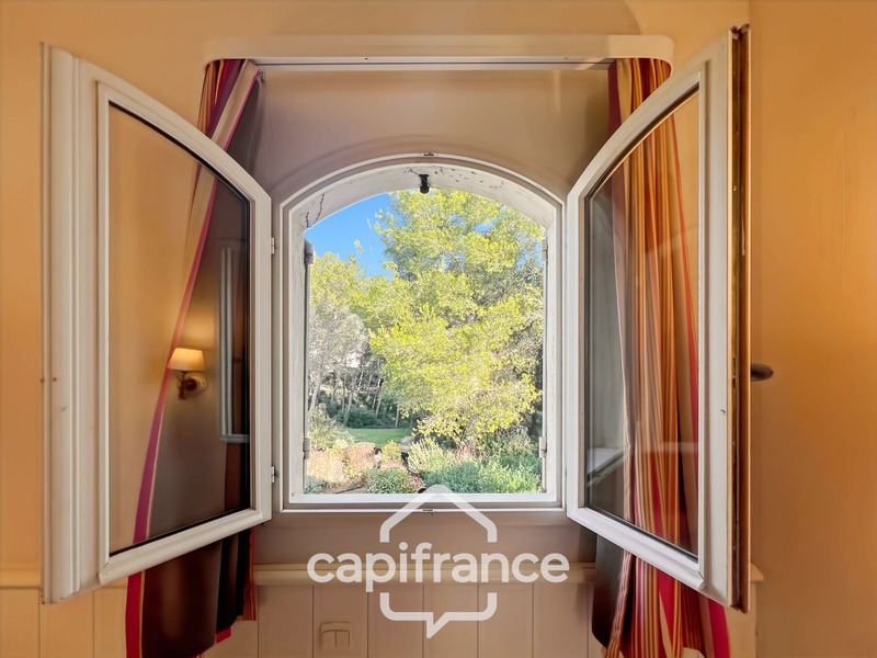 DOMAINE de PONT ROYAL, investissement locatif d'un charmant bastidon de 43 m2 , entretenu , élevé d'un étage composé de 2 chambres, jardin et emplacement pour le véhicule