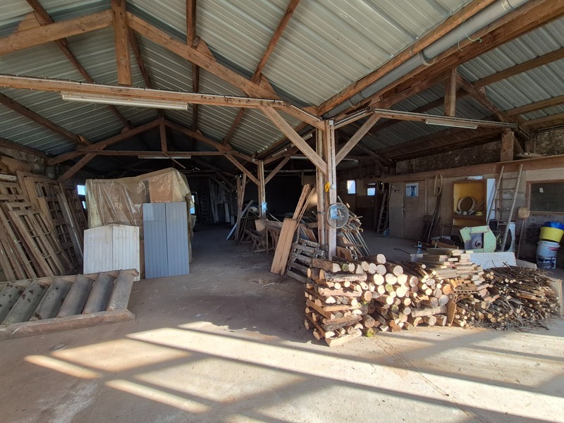 Vaste entrepôt d’environ 260 m² avec garage attenant et terrain – Saint-Savinien 17350