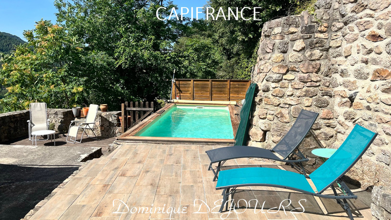 Très Belle Maison en pierres dominant la Vallée de l'Eyrieux avec une vue splendide. 3 chambres, un grand séjour et une piscine