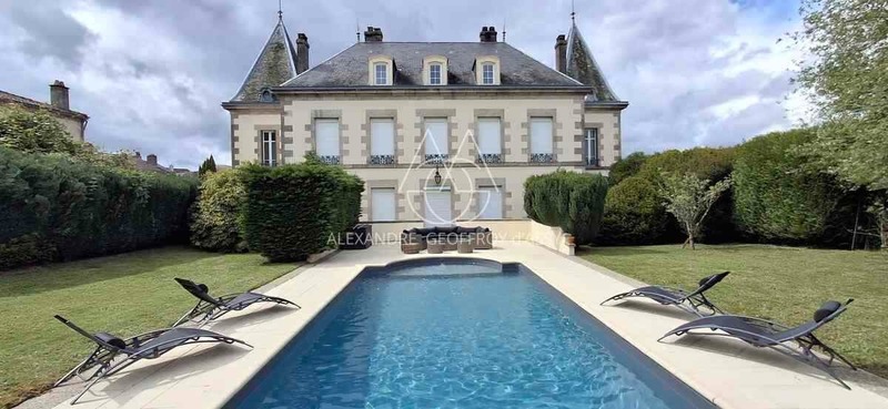 Maison à vendre 11 pièces  a 305 min de Limoges. Venez avec votre brosse à dents