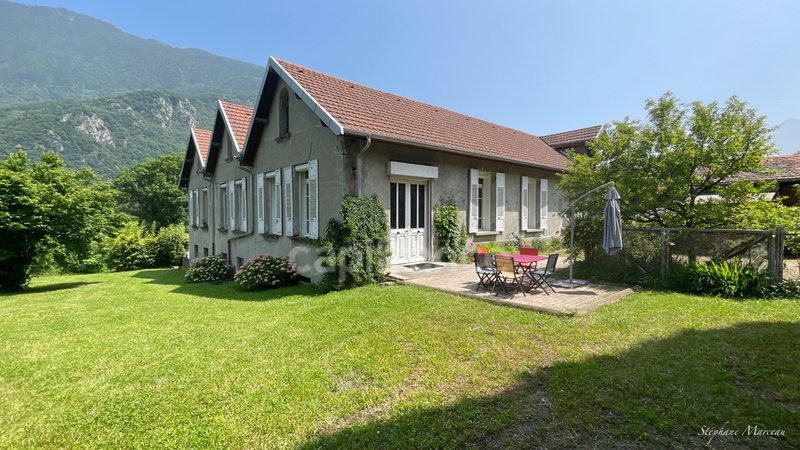 SAVOIE (73), à vendre vallée de La Maurienne, maison atypique, terrain 4000m², Gîte