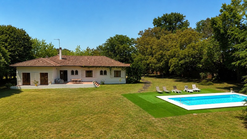 Labenne (40) - À VENDRE – Maison de plain-pied avec dépendances, piscine et terrain de 9 700 m²