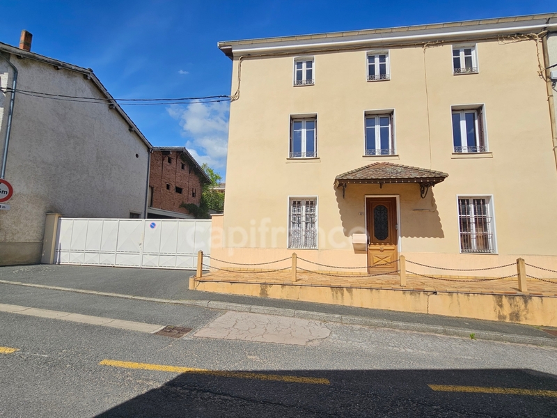 Maison à vendre 8 pièces avec sous-sol garage et dépendances et jardin de 1000 m² CHAMBOST LONGESSAIGNE (69)