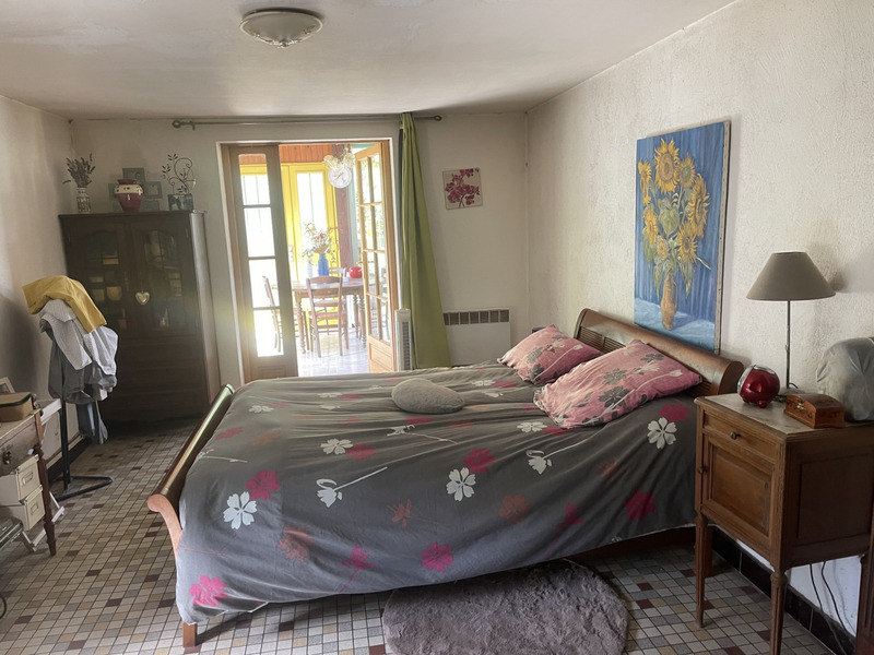 MAISON DE PLEIN PIED d'environ 80m2 COMPOSEE DE 2 CHAMBRES A 10MN SAUMUR AVEC TERRAIN ARBORE CLOS ET DEPENDANCE